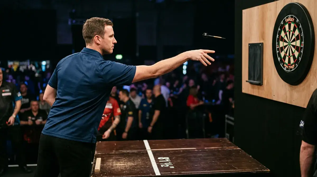 Darts-Spieler beim präzisen Wurf auf das Doppelfeld 16 in einer Profi-Halle