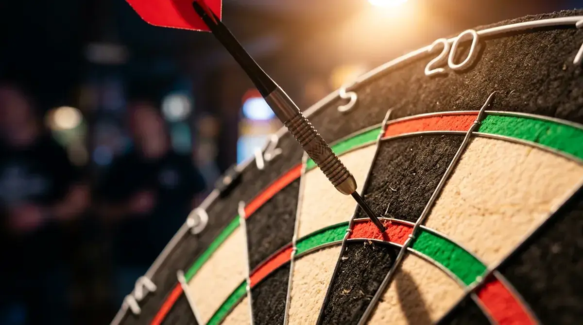 Steel-Dart im Doppel-20-Segment einer Dartscheibe in extremer Nahaufnahme mit weichem Bühnenlicht
