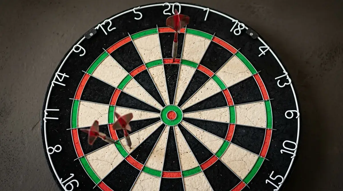 Nahaufnahme einer Profi-Dartscheibe mit Triple-Ring, Double-Ring und Bullseye
