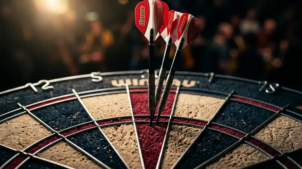 Drei Steel-Dartpfeile im Triple-20-Feld einer professionellen Dartscheibe in Nahaufnahme