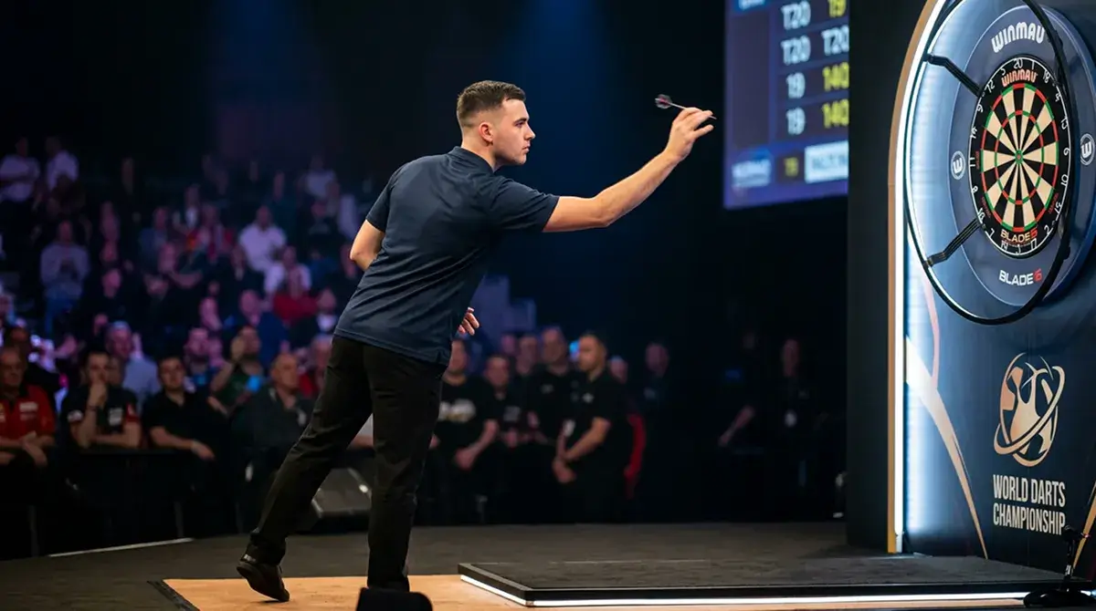 Junger Darts-Spieler beim Wurf auf einer grossen Major-Bühne mit Publikum im Hintergrund