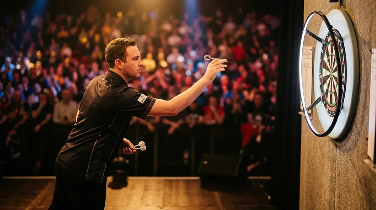 PDC-Darts-Weltmeisterschaft im Alexandra Palace London mit Spieler an der Scheibe und Publikum