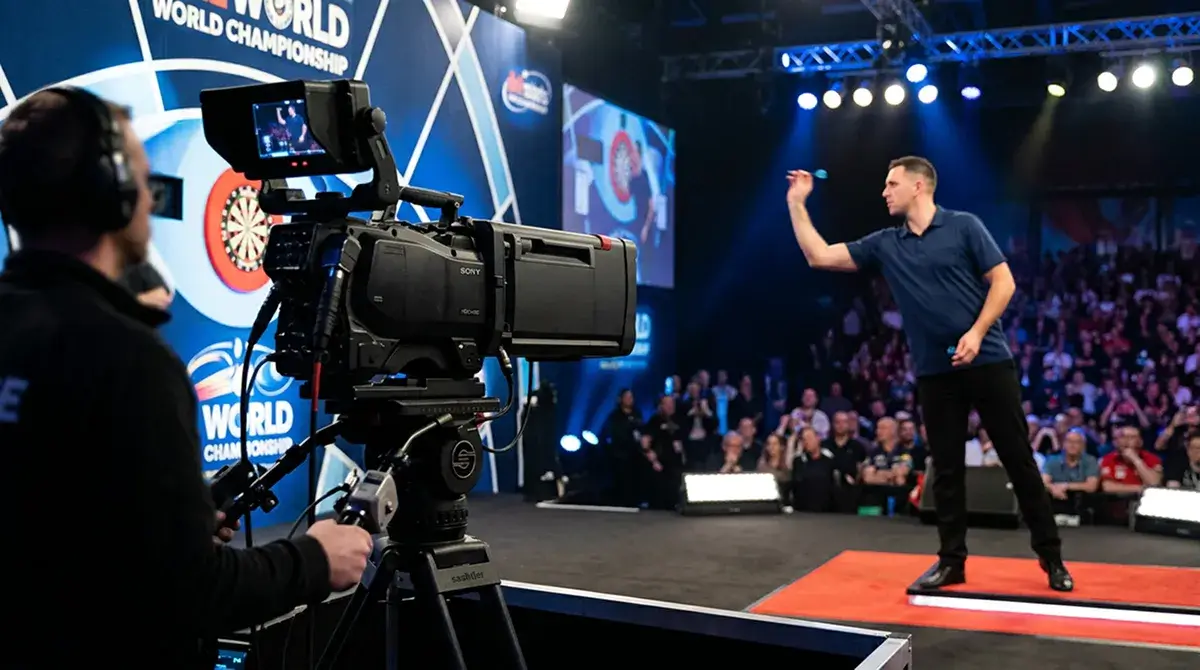 Professionelle TV-Kamera filmt einen Darts-Spieler auf einer Major-Turnierbühne