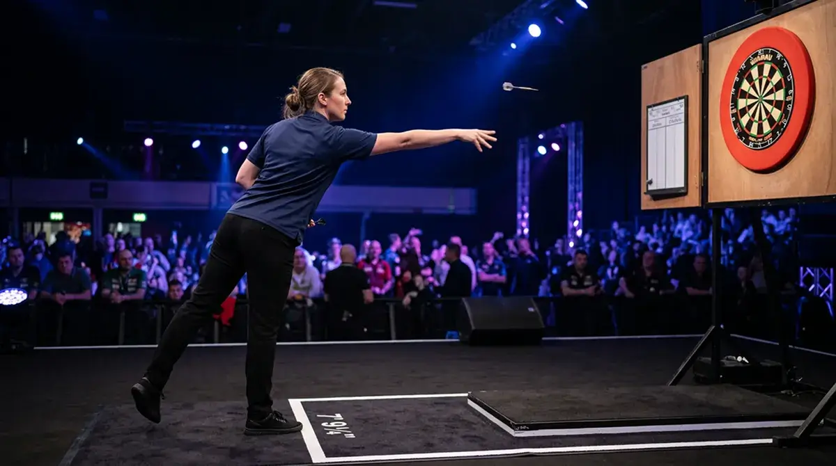 Premier League Darts: Profi-Spieler an der Oche wirft auf eine Sisal-Dartscheibe vor blauem Bühnenhintergrund
