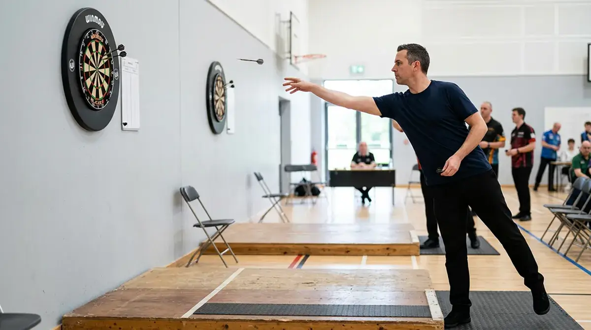 Darts-Spieler in einer Schweizer Sporthalle vor einer regulären Dartscheibe