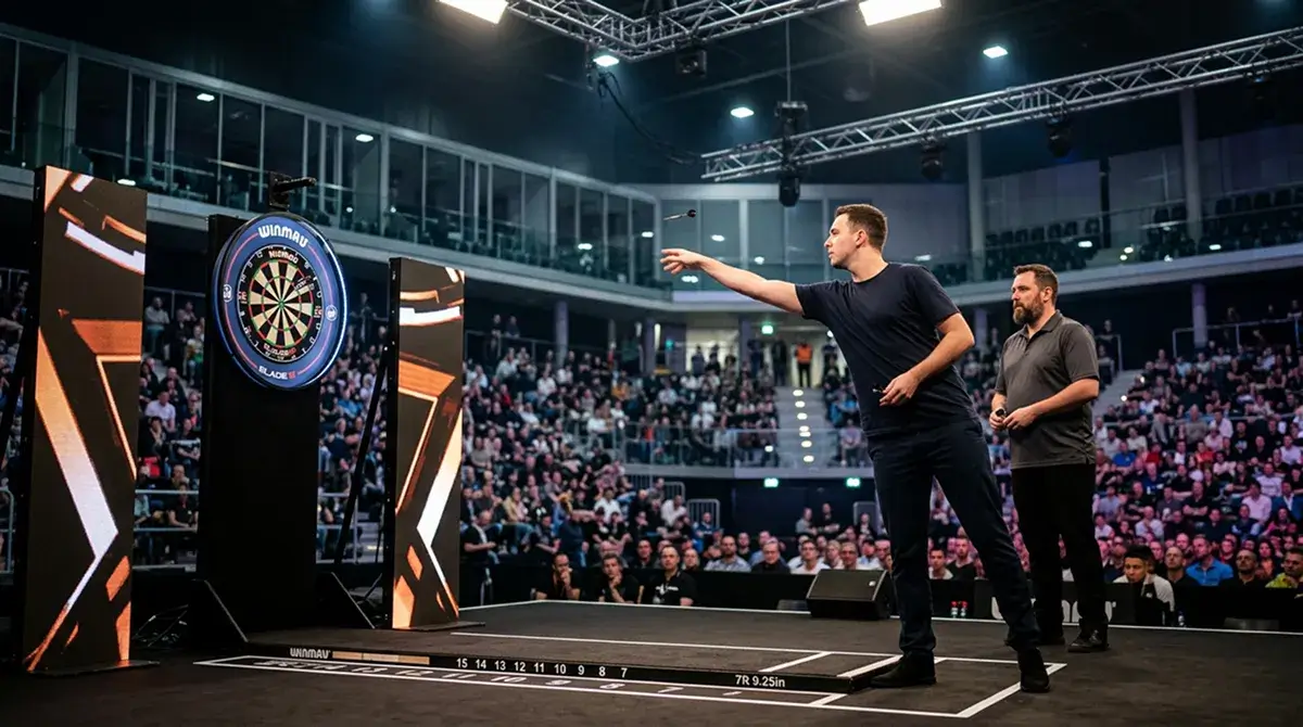 Darts-Turnierbühne in einer grossen Schweizer Mehrzweckhalle mit zwei Spielern am Oche