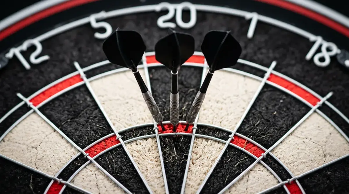 Nahaufnahme einer Dartscheibe mit drei eingeschlagenen Tungsten-Darts im Triple-20-Segment